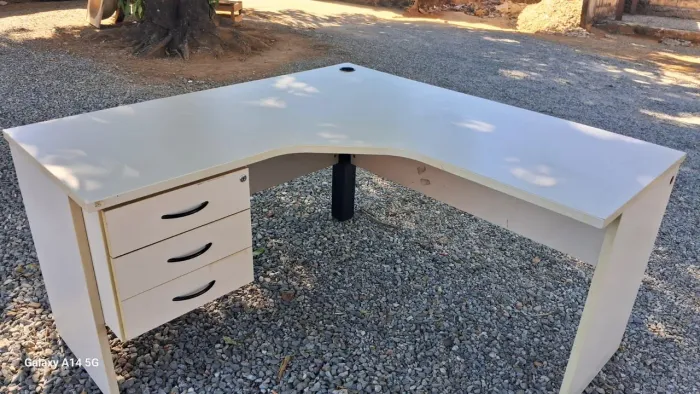 Mesa de canto para escritório.