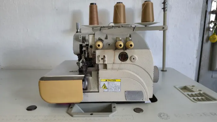 Maquina overlock singer