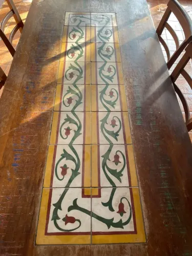 Vendo mesa de jantar com 8 cadeiras 