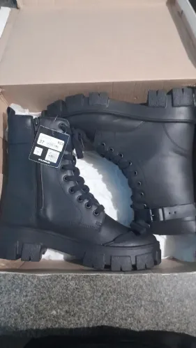 Vendo esse par de Bota nunca usada ainda com etiqueta