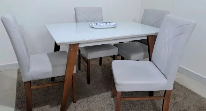 Mesa de jantar com 4 cadeiras da Atlântida semi novas. 