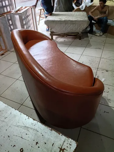 Sofá orgânico de couricimo almofada solta no acento
