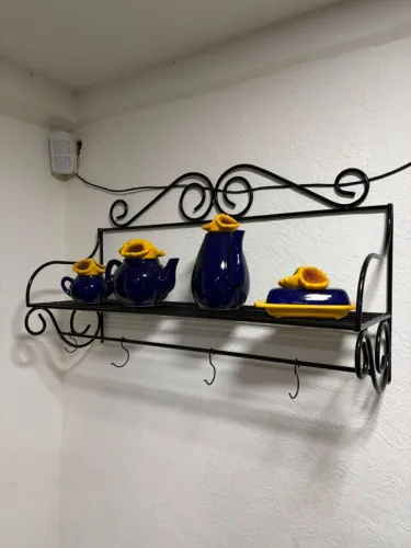 Louceiro de ferro para parede com ganchos na parte inferior