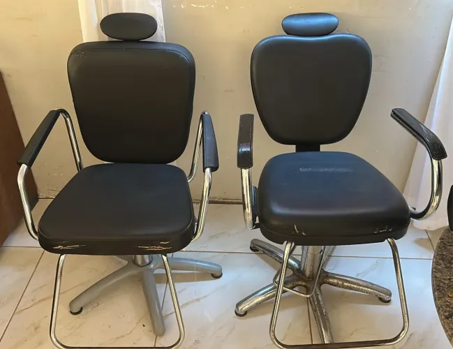 Vende-se duas cadeiras em perfeito estado