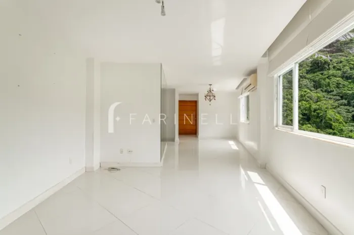 Apartamento em andar alto com vista livre para o verde e montanhas.