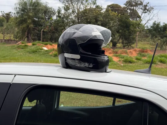 Capacete preto seminovo