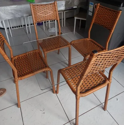 Vendo 4 cadeiras em palhinha e um tampo de vidro com tamanho 83/80