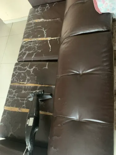 Sofá dois lugares de couro retrátil