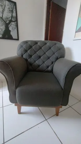 Poltrona em Linho e pés de madeira.