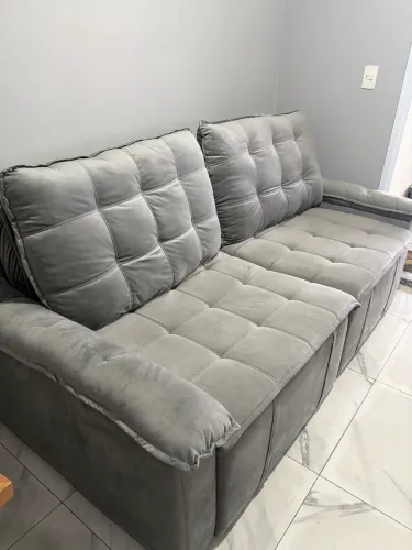 Sofá retrátil cinza