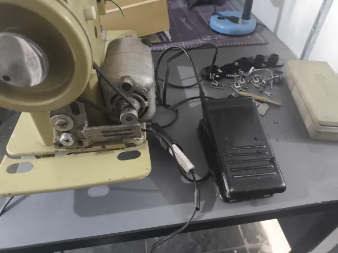 Máquina de costura vigoreli Robot A3 zigue zag e mais 10 pontos e acessórios 