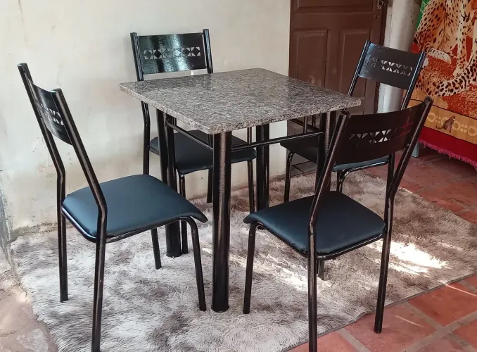 VENDO MESA COM 4 CADEIRAS *EXCELENTE*