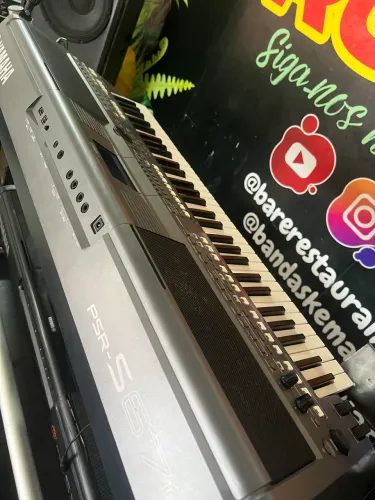 TECLADO YAMAHA PSR S670 SEMINOVO