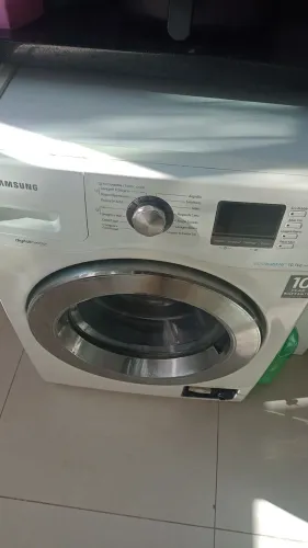 Lavadora de roupas Samsung.