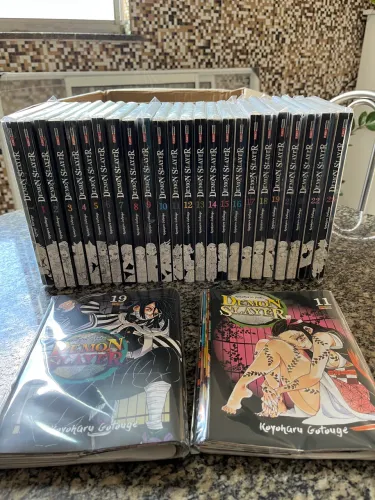 Coleção Demon Slayer vols. 1 ao 23 + Gaiden.
