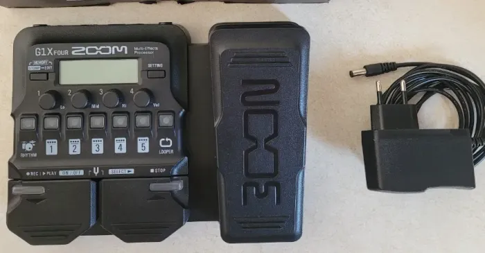 Pedaleira Zoom G1X Four em ótimo estado, com fonte