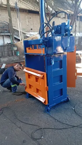 Prensa Enfardadeira MODELO EV 100 fardos 80x80x60cm pesando em torno de 100kg motor 5cv 15