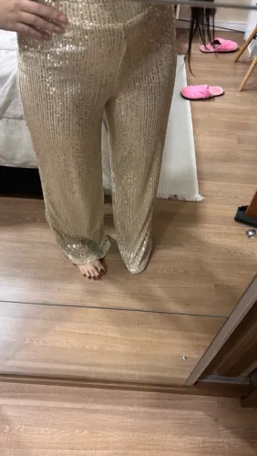 ? Calça pantalona dourada com paetês