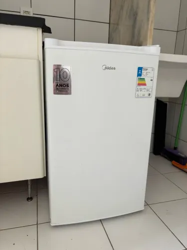 Frigobar Midea 93 Litros. 