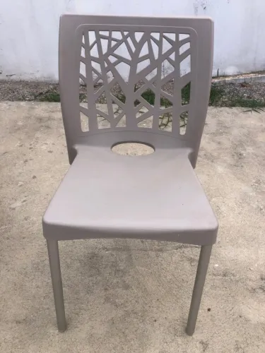 Cadeiras de plástico arrumadas