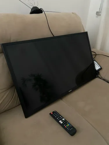 Smart TV LED Samsung J4290 de 32 polegadas, resolução HD.
