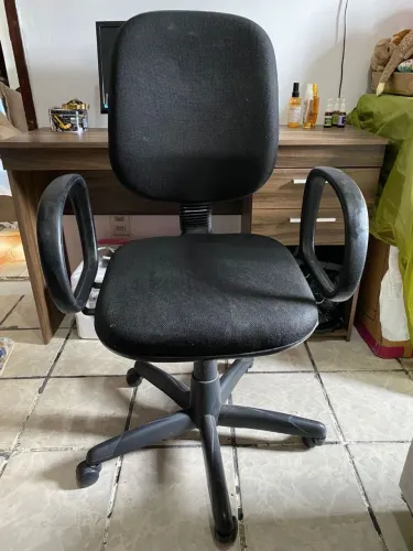 Vendo cadeira de escritório giratória 