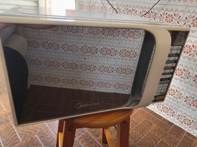 Micro-ondas Midea de 20 litros modelo Liva com porta espelhada