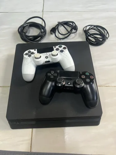 PS4 slim de 1TB, vem com dois controles e todos os cabos!