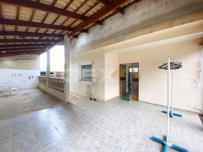 Casa à Venda com 04 Quartos no Bairro São José em Divinópolis MG.