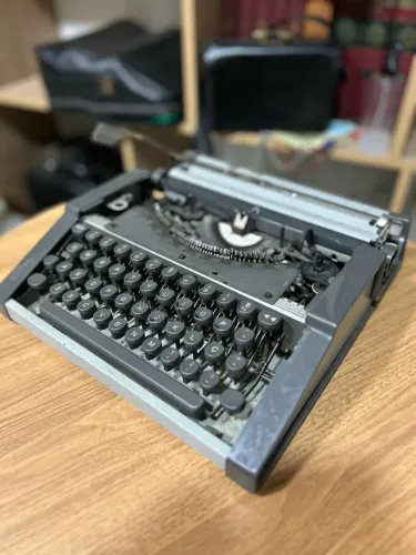 Máquina de escrever Olivetti para decoração ou revisão, sem funcionamento no momento
