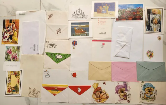 Lote com conjuntos variados de papéis de carta. Snoopy, woofit, pintores com pés e boca