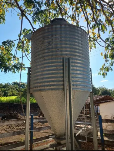 Silo de ração em Esmeraldas a venda