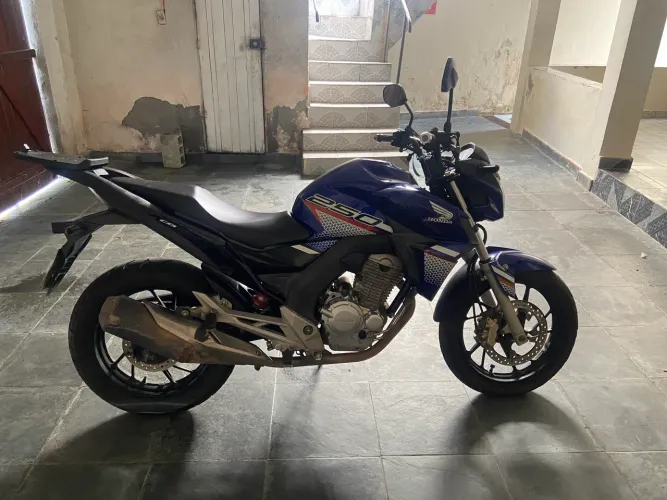 Vendo Honda CB 250 Twister 2022 com 35.000 km rodados