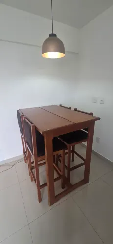 Mesa Alta com Cadeiras Estilo Bistrô em Madeira Maciça