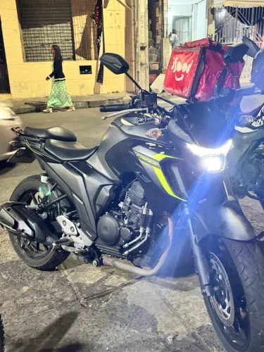 Fz25 nova com apenas 10.000 km