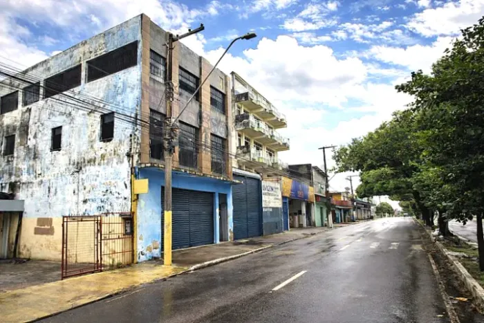 Av. Silves>Prédio Comercial 3 Andares, Excelente para Investimento Comercial/Residencial