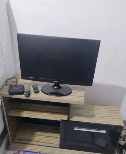 Tv 24 polegadas não smart, mas acompanha box tv, suporte de parede e rack 