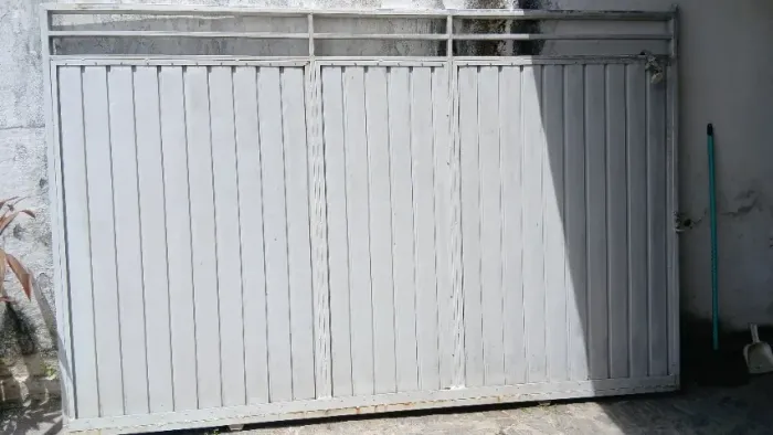 Portão de aço medindo 2,90x1,87