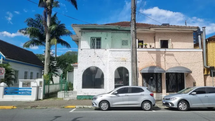 Casa comercial com 165,80 m² no Centro