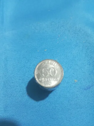 Dezesseis moedas de 50 centavos datada de 1986 e 1987.
