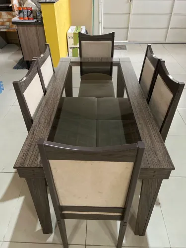     Mesa de jantar com tampo de vidro embutido 