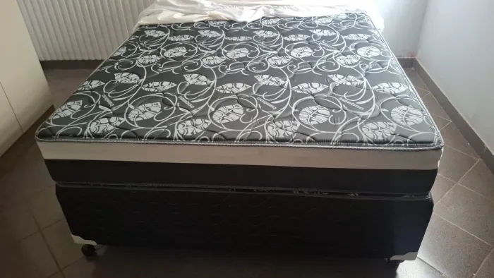 Cama box com colchão separado - Seminova. Venda por motivo de mudança de cidade.