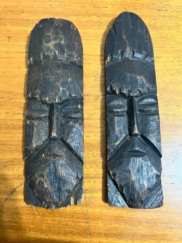 DUAS PEÇAS ANTIGAS ENTALHADAS NA MEDEIRA TOTENS OY CARRANCA