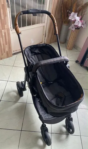 Carrinho de bebê com suporte ótimo estado 