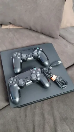 Ps4 slim 1Tb + 2 controle e 1 jogo física (Day's Gone)