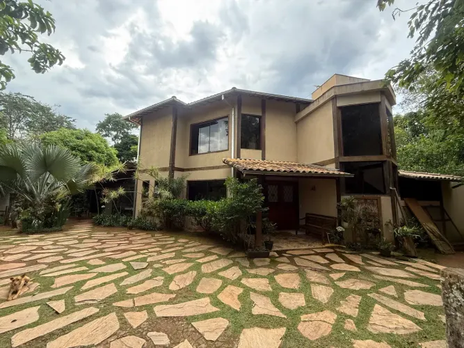 Casa de condomínio para venda possui 318 metros quadrados com 3 quartos