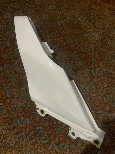 Carenagem lateral traseira Direita Yamaha XMax250 2025/26 original cinza brilhante
