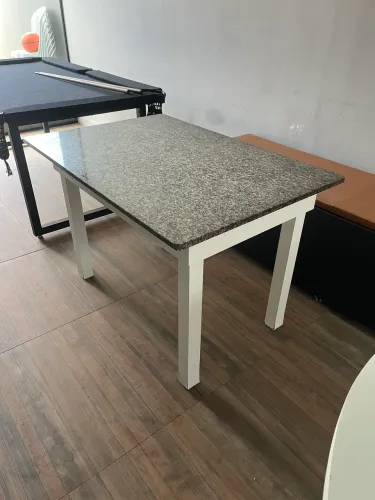 Mesa 4 lugares com tampo de granito