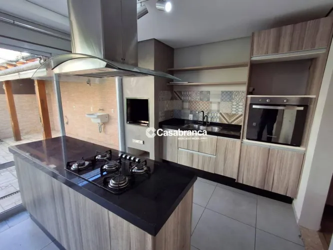 Casa à venda com 3 quartos, espaço gourmet equipado e quintal no condomínio Villa Flora em