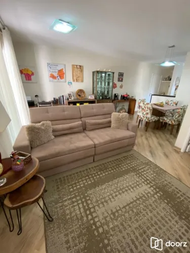 Apartamento de fundos em andar alto, semi mobiliado.